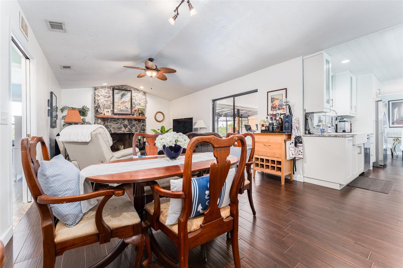 Listing photo id 25 for 909 Silver Palm Way