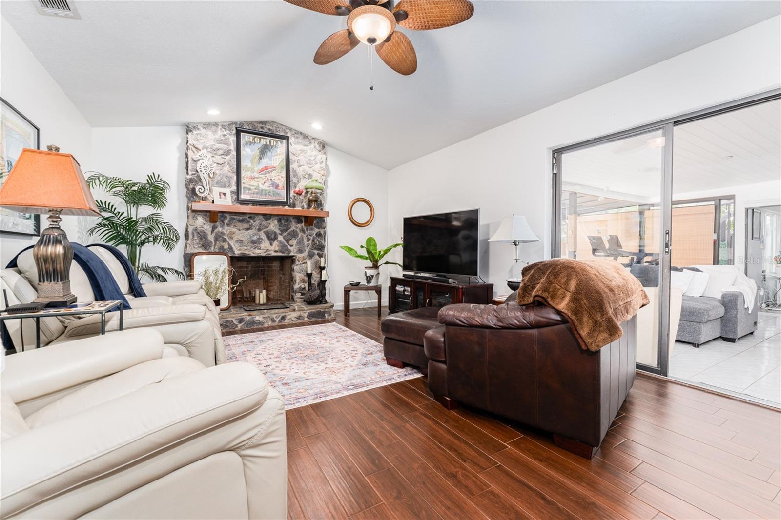 Listing photo id 26 for 909 Silver Palm Way