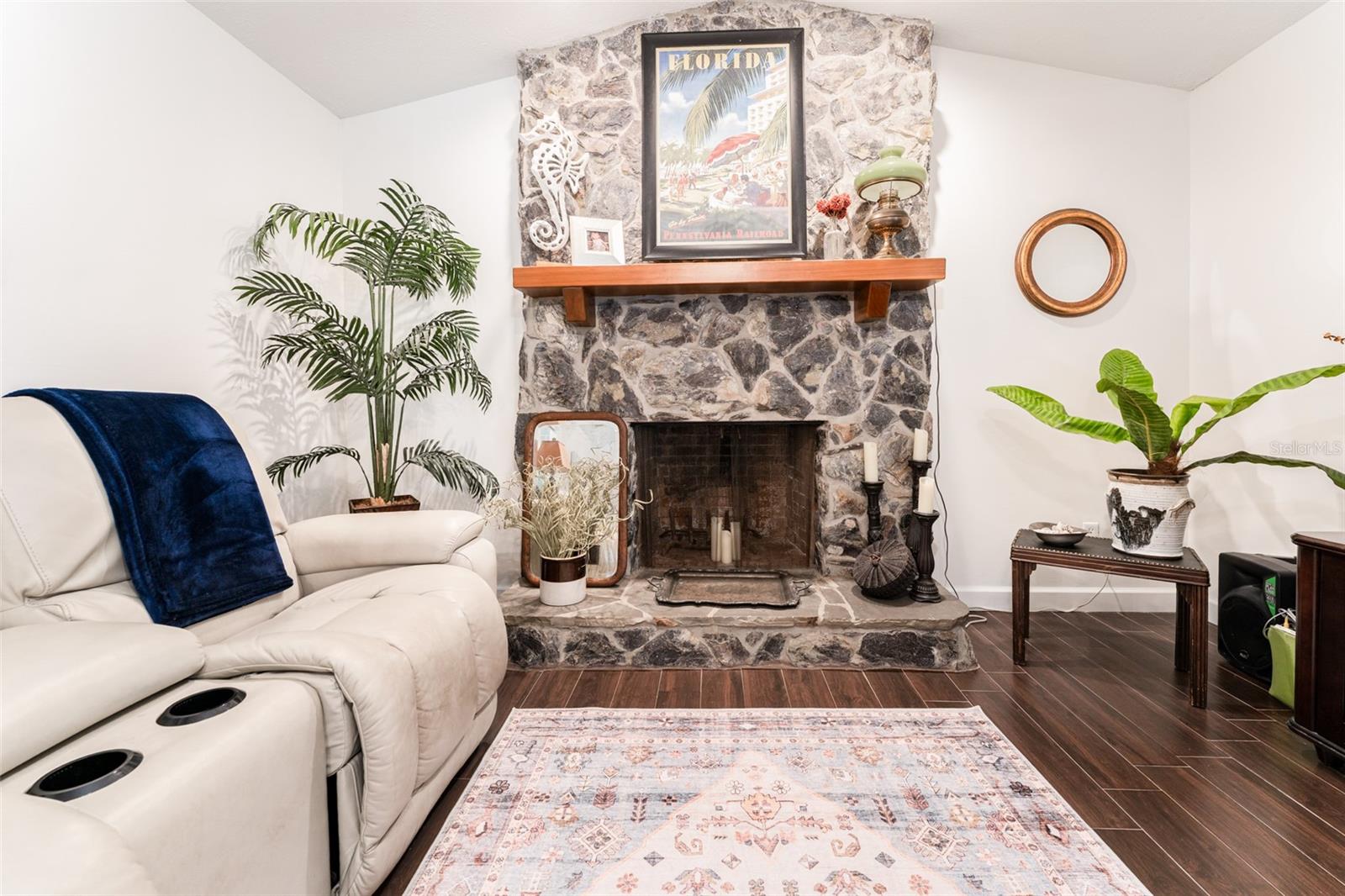 Listing photo id 27 for 909 Silver Palm Way
