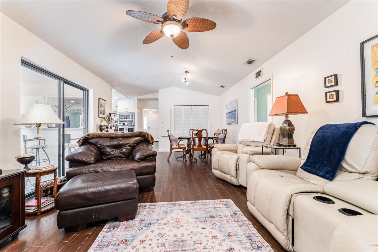 Listing photo id 28 for 909 Silver Palm Way