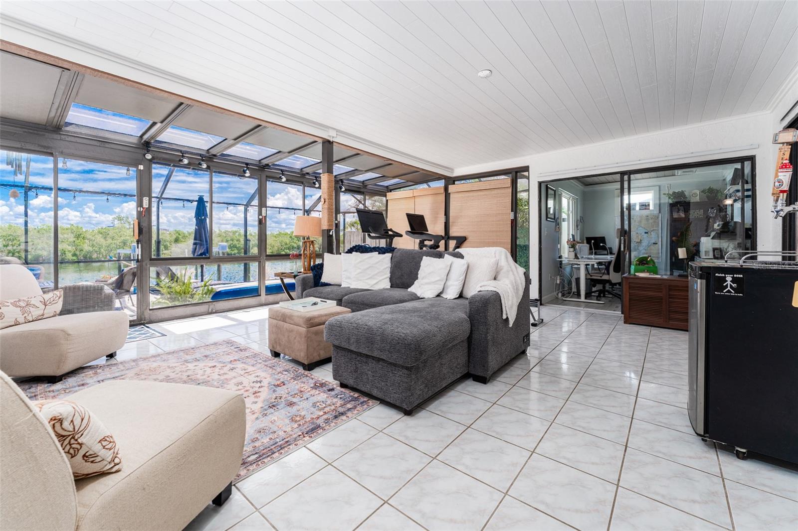 Listing photo id 29 for 909 Silver Palm Way