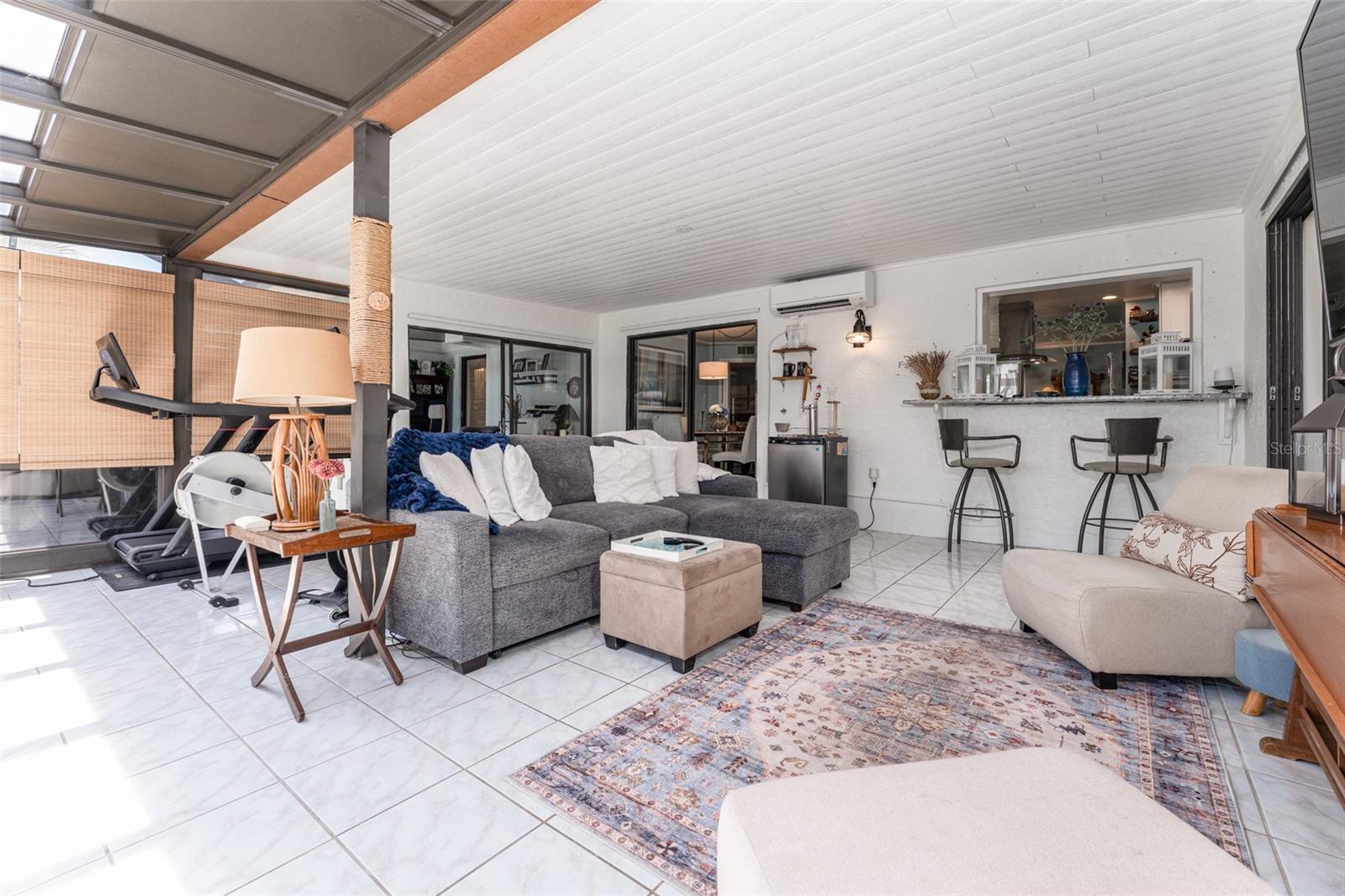 Listing photo id 31 for 909 Silver Palm Way