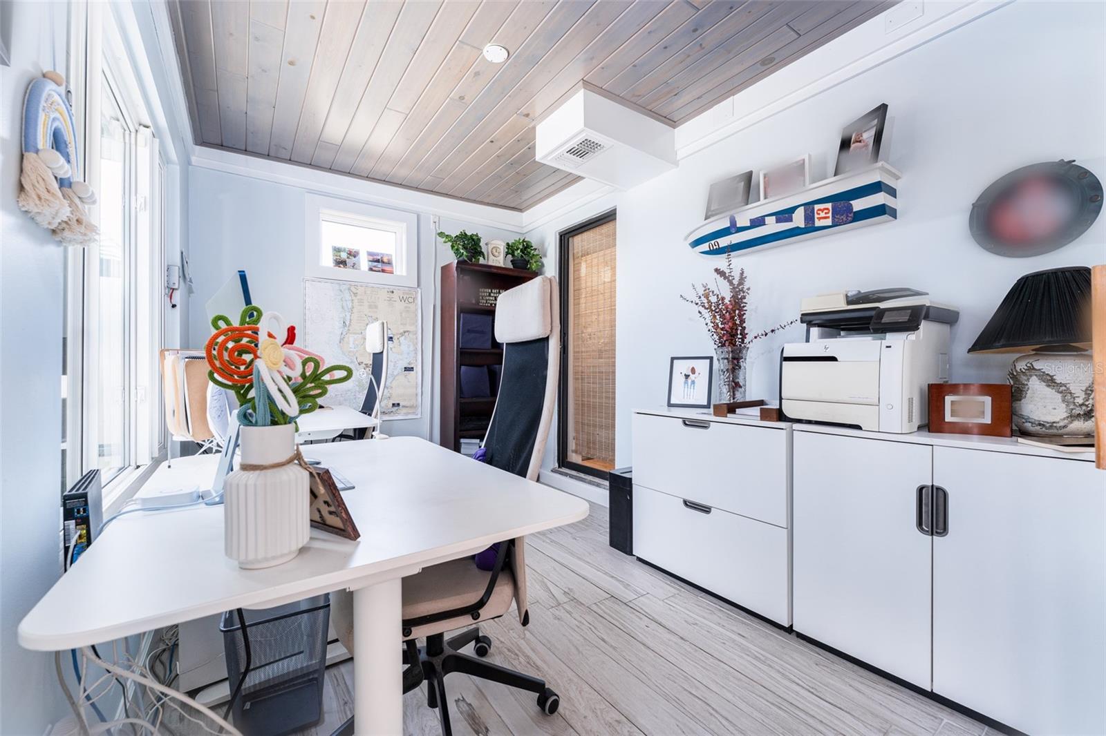 Listing photo id 32 for 909 Silver Palm Way