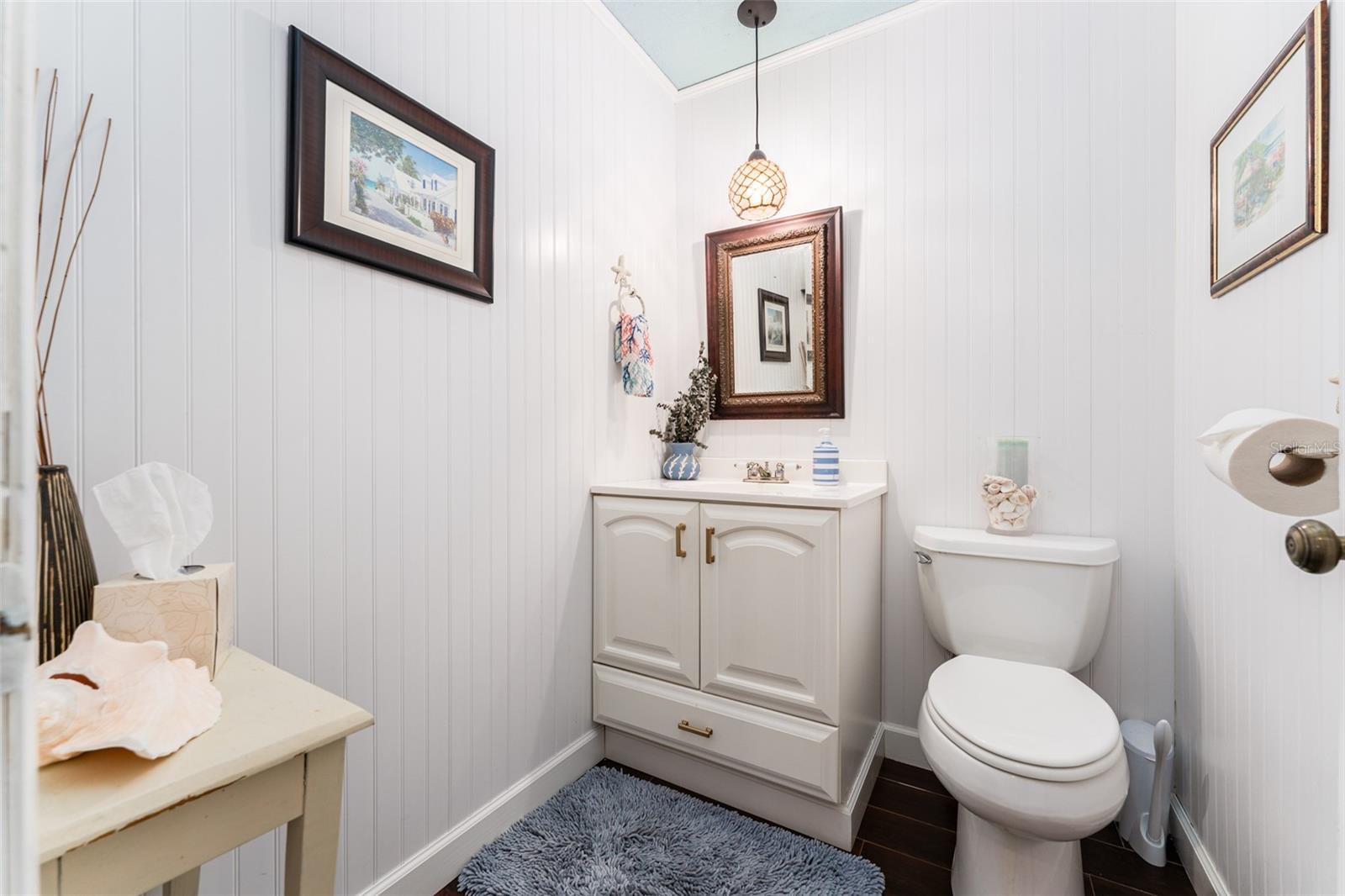 Listing photo id 33 for 909 Silver Palm Way