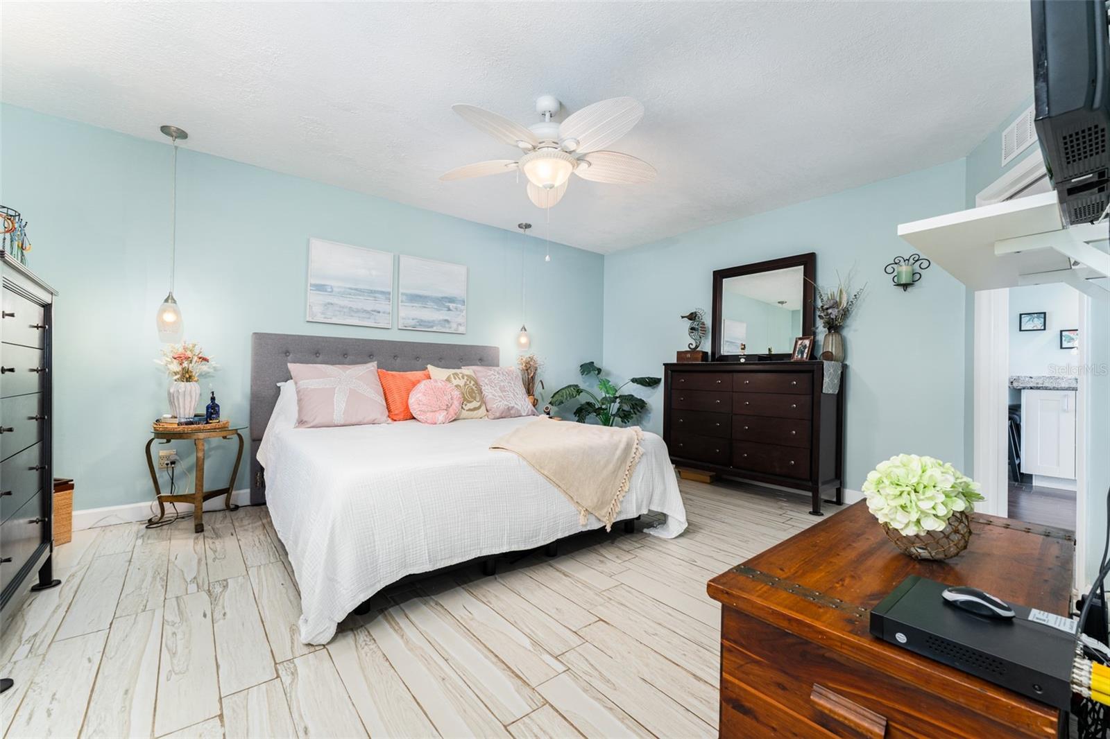 Listing photo id 35 for 909 Silver Palm Way