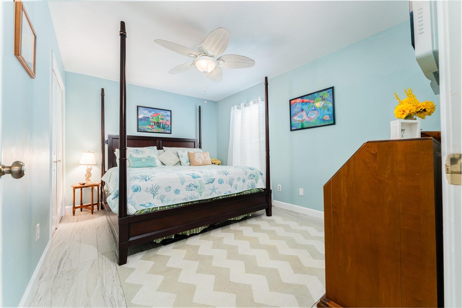 Listing photo id 40 for 909 Silver Palm Way