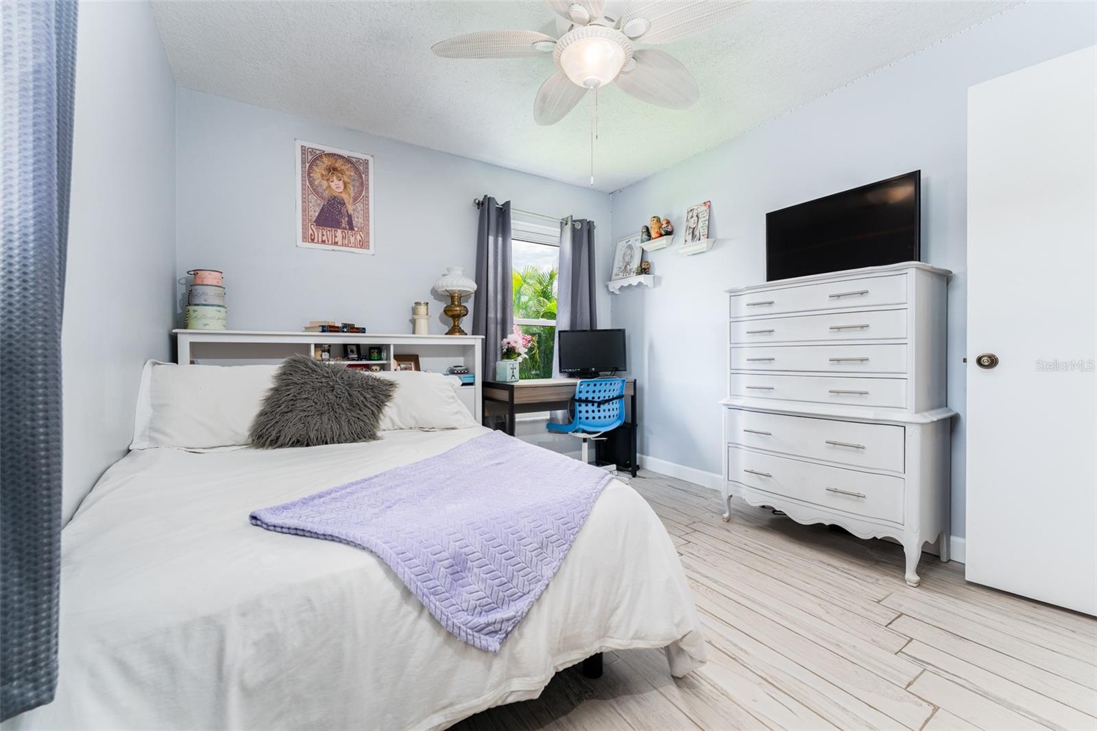 Listing photo id 42 for 909 Silver Palm Way