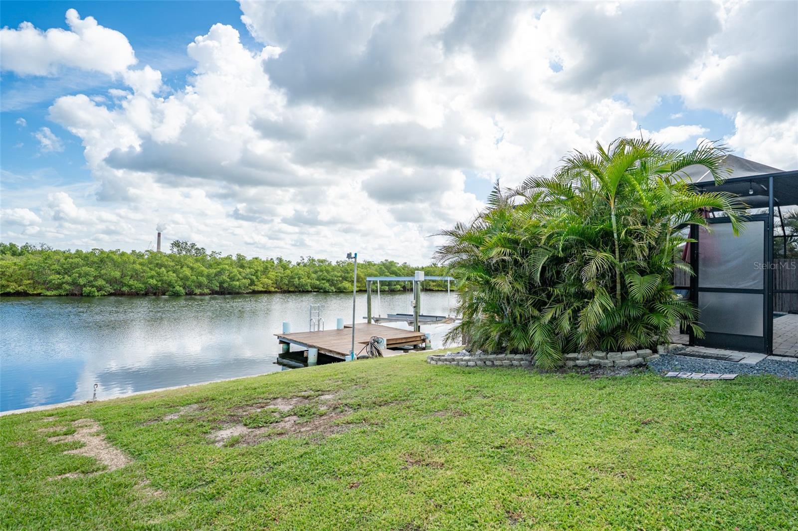 Listing photo id 46 for 909 Silver Palm Way