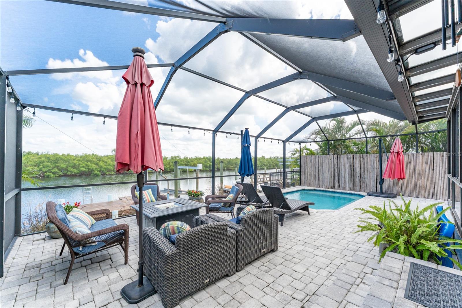 Listing photo id 47 for 909 Silver Palm Way