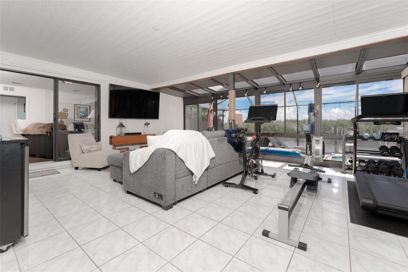 Listing photo id 3 for 909 Silver Palm Way