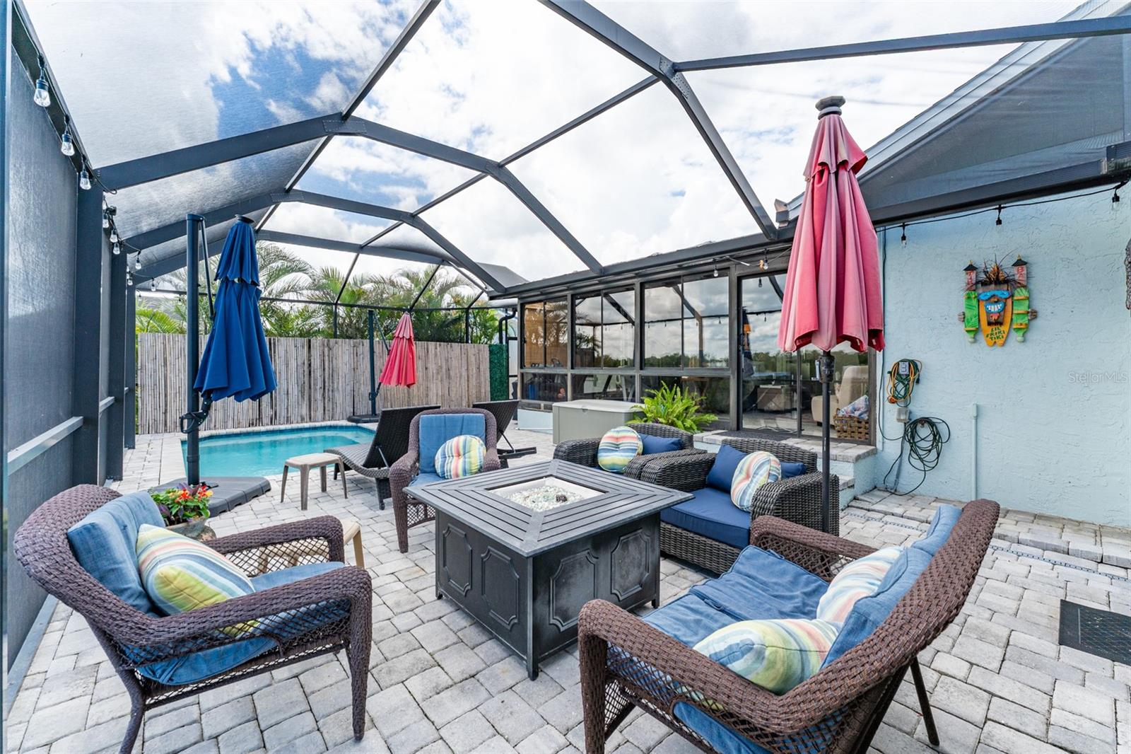 Listing photo id 48 for 909 Silver Palm Way