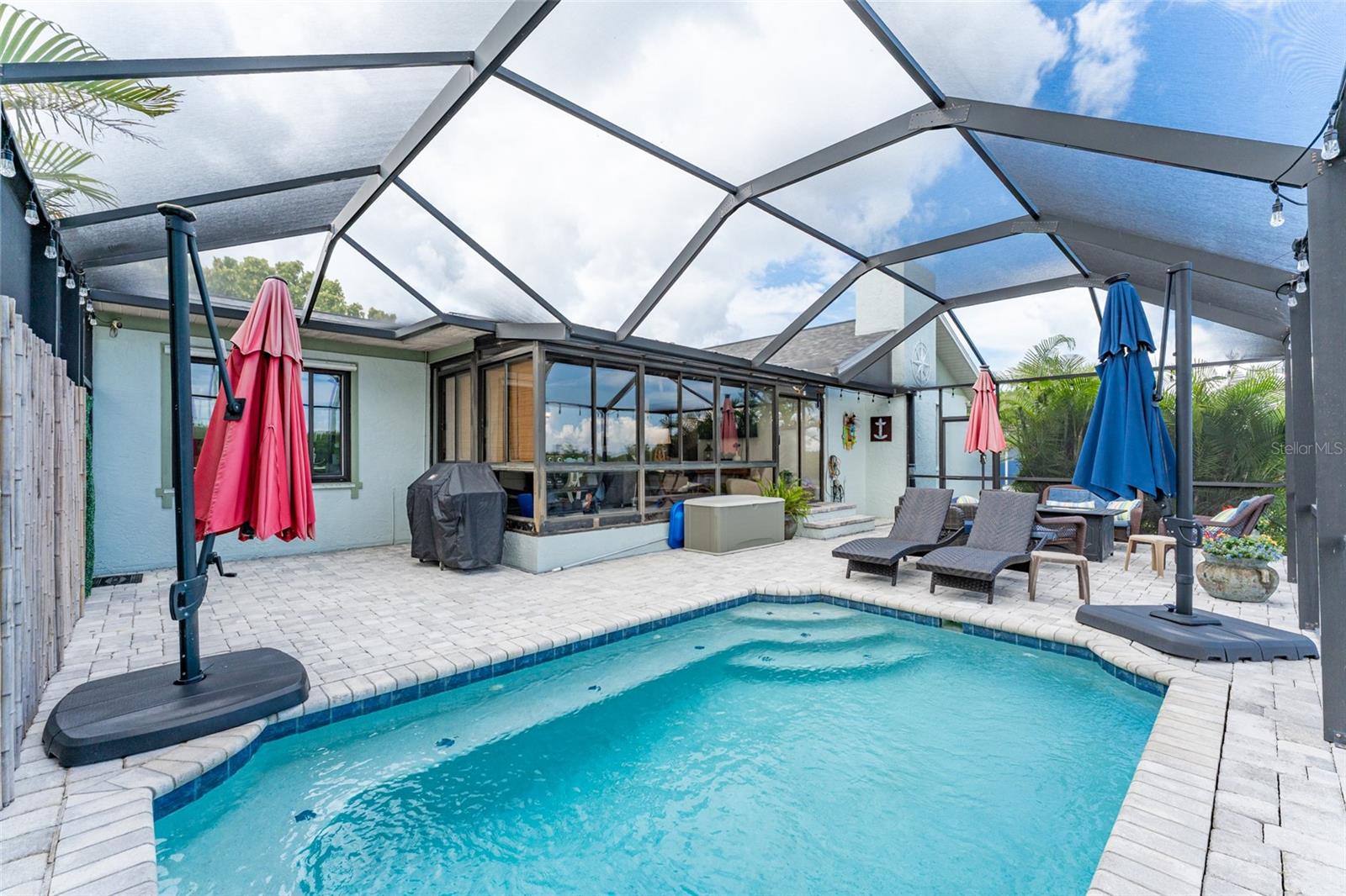 Listing photo id 49 for 909 Silver Palm Way