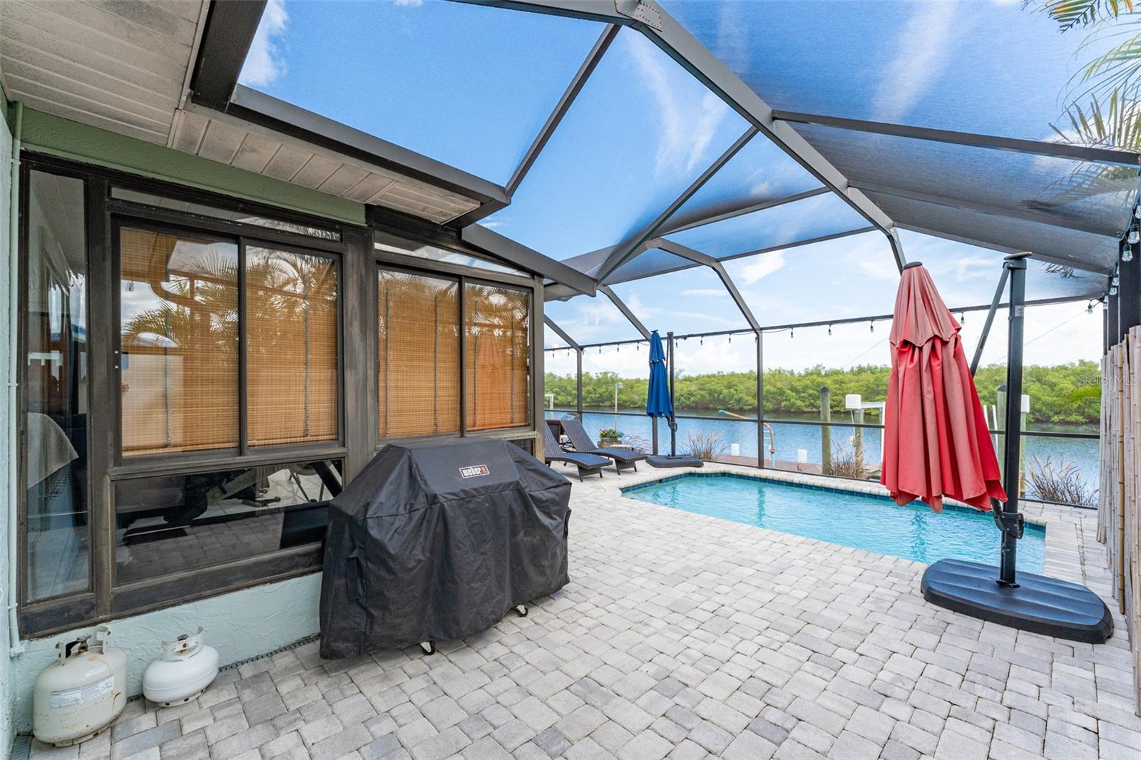 Listing photo id 50 for 909 Silver Palm Way