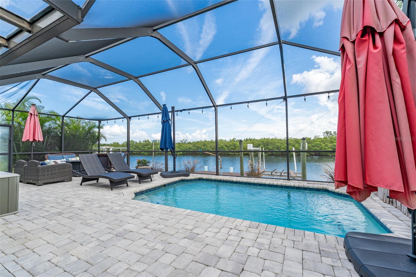 Listing photo id 51 for 909 Silver Palm Way