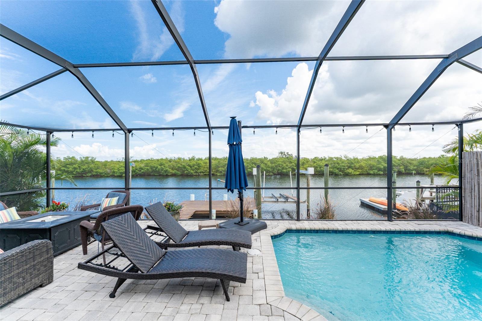 Listing photo id 54 for 909 Silver Palm Way