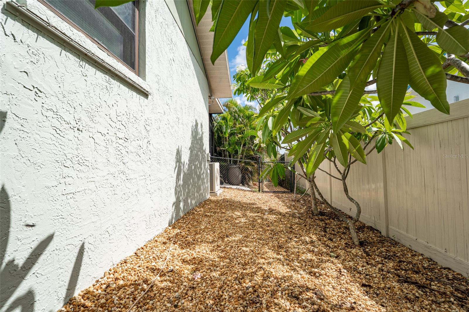 Listing photo id 55 for 909 Silver Palm Way
