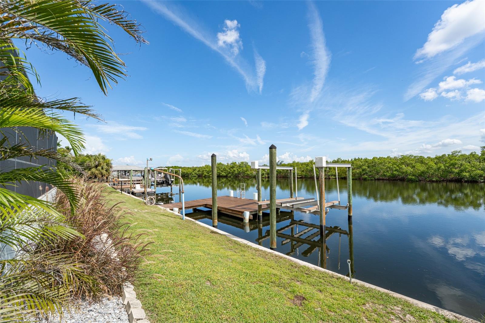 Listing photo id 56 for 909 Silver Palm Way