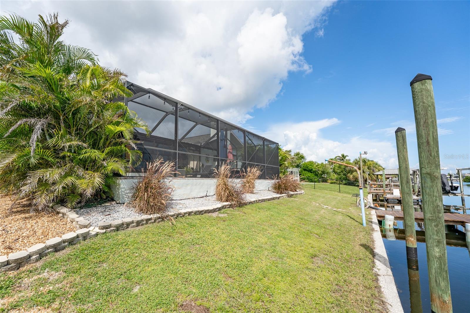 Listing photo id 57 for 909 Silver Palm Way