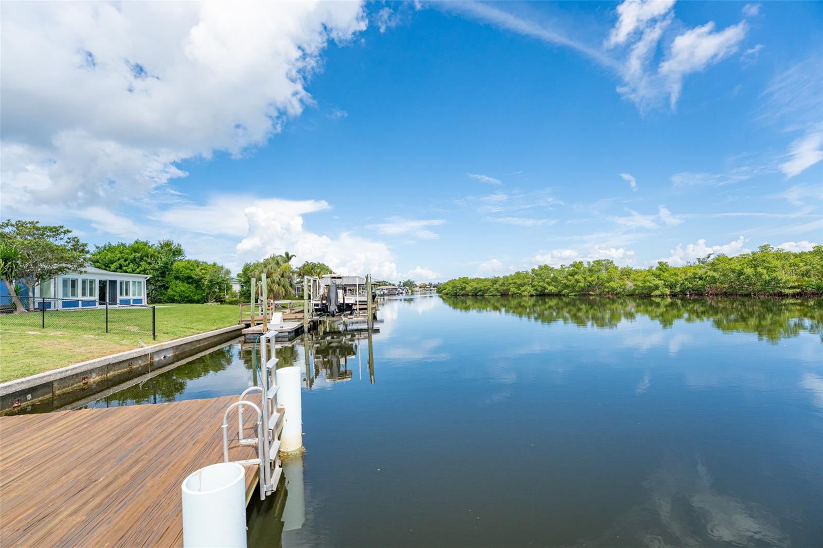 Listing photo id 58 for 909 Silver Palm Way