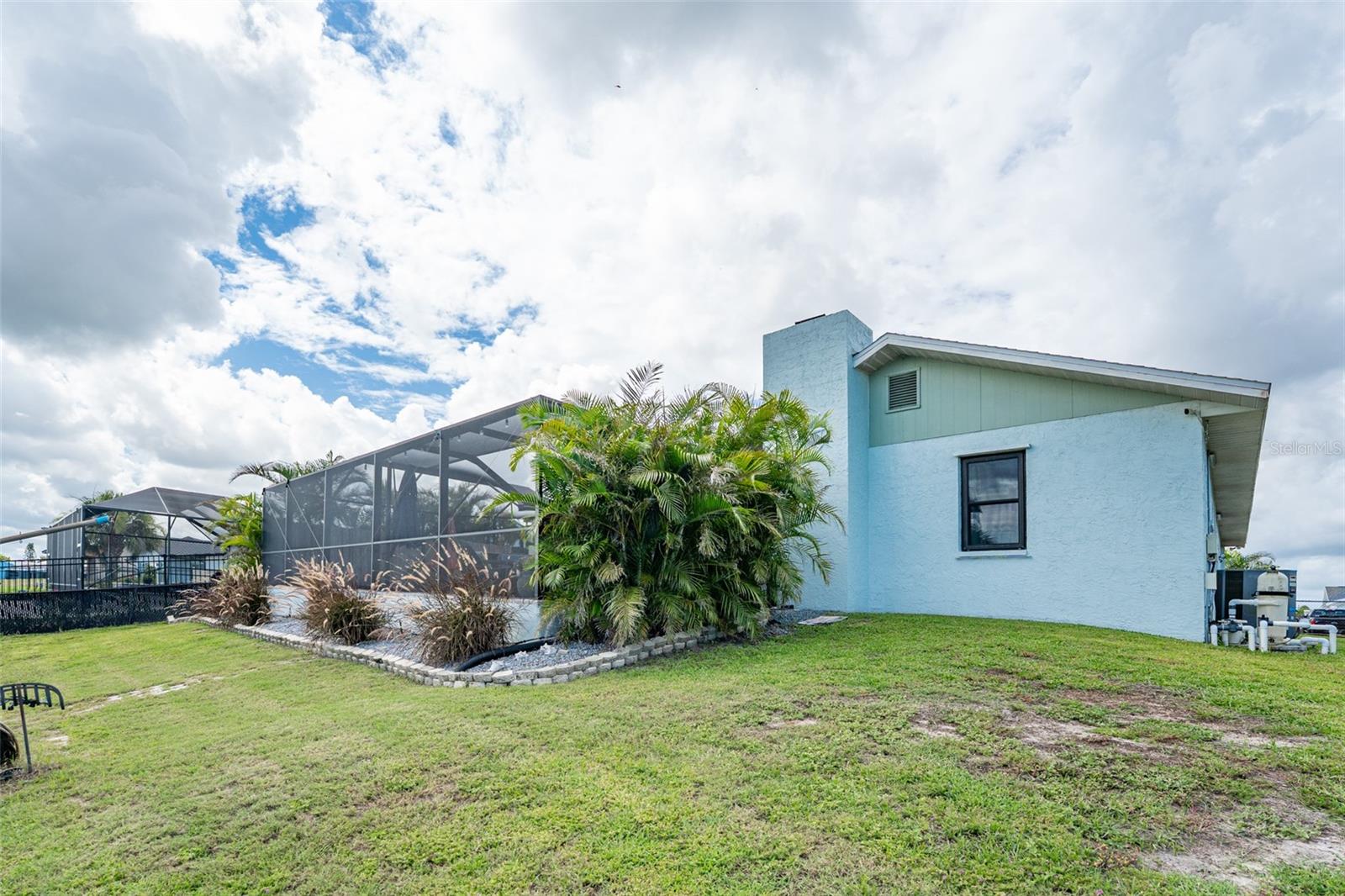 Listing photo id 60 for 909 Silver Palm Way