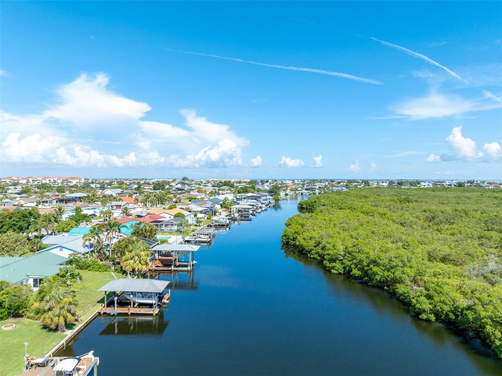 Listing photo id 5 for 909 Silver Palm Way