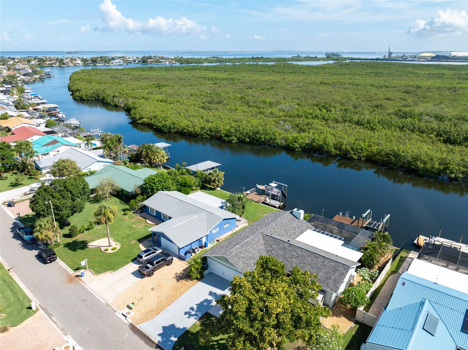 Listing photo id 6 for 909 Silver Palm Way