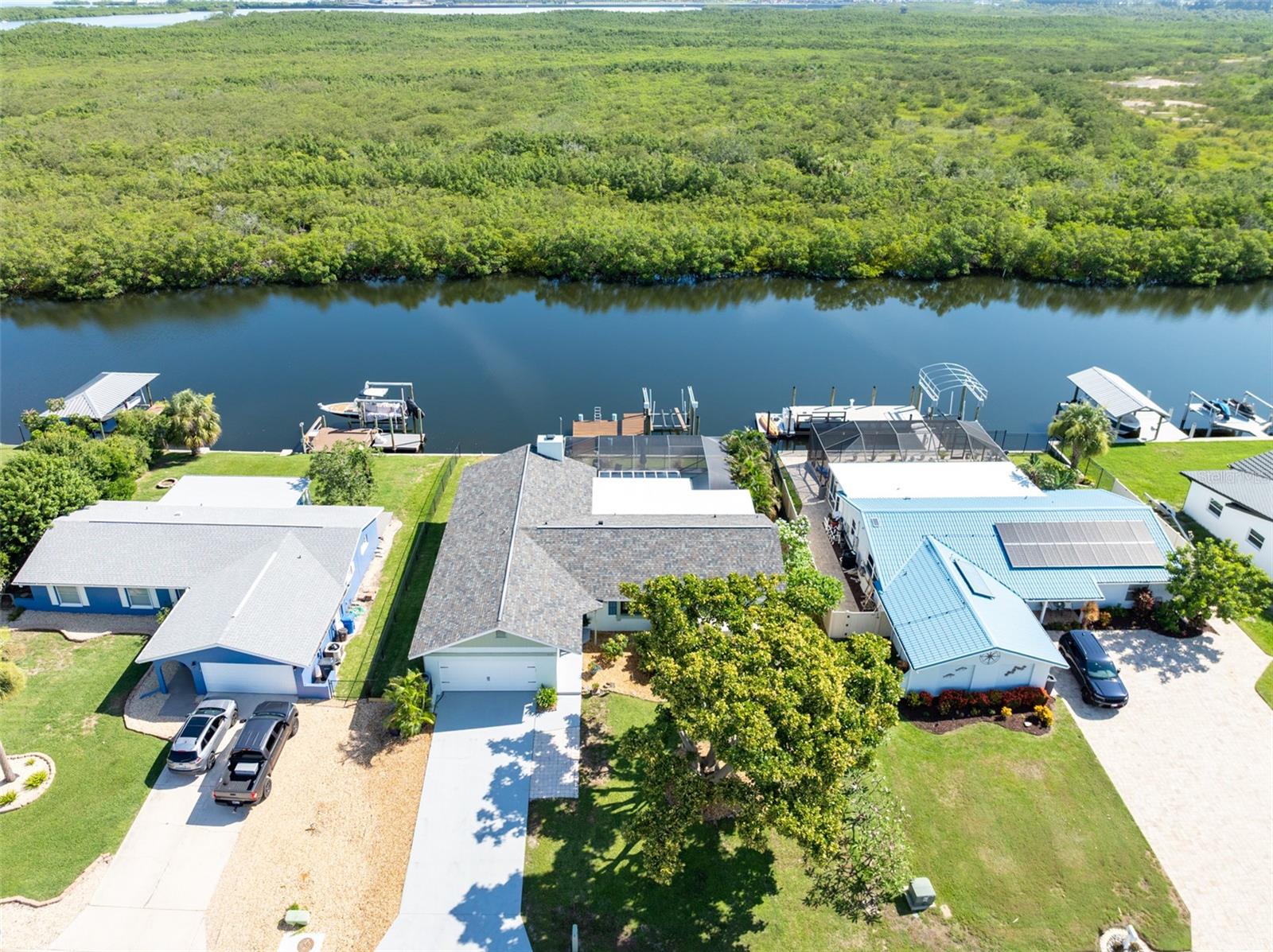 Listing photo id 7 for 909 Silver Palm Way