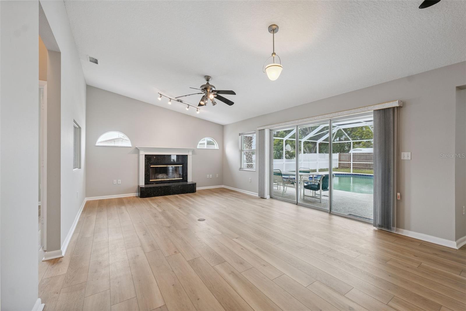 Image 3 of 48 For 13986 Bonnie Brae Drive