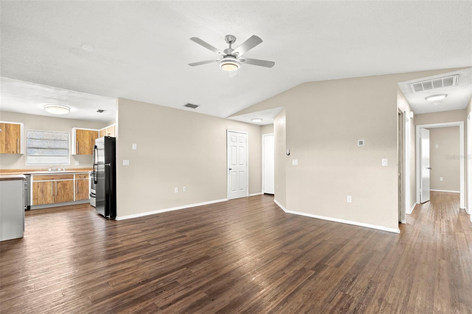 Image 4 of 19 For 1421 Vinetree Drive
