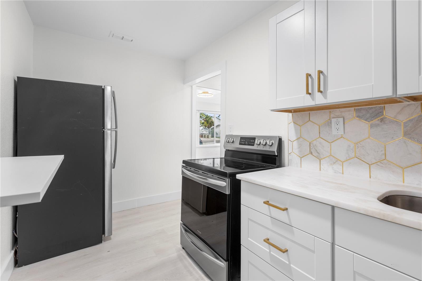 Image 18 of 49 For 14060 Miramar Avenue