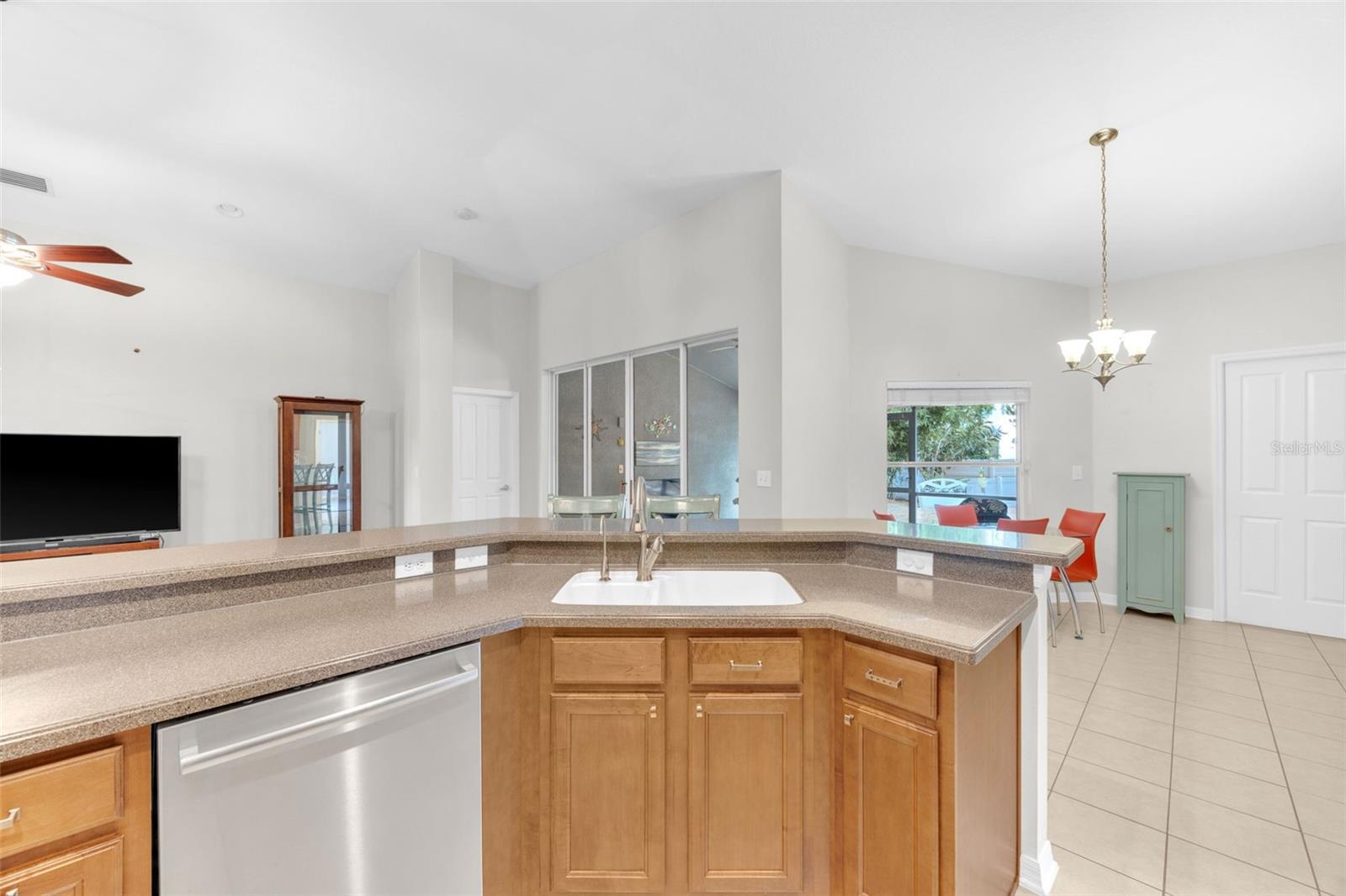 Image 17 of 45 For 10813 Rockledge View Dr.