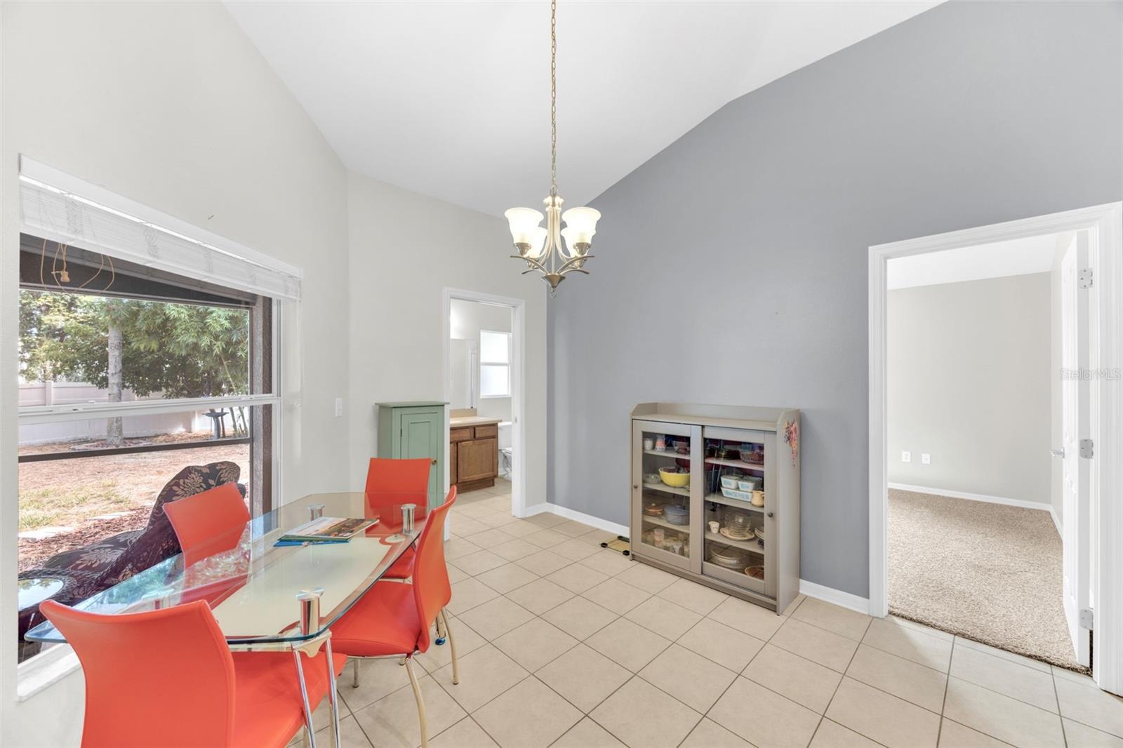 Image 18 of 45 For 10813 Rockledge View Dr.