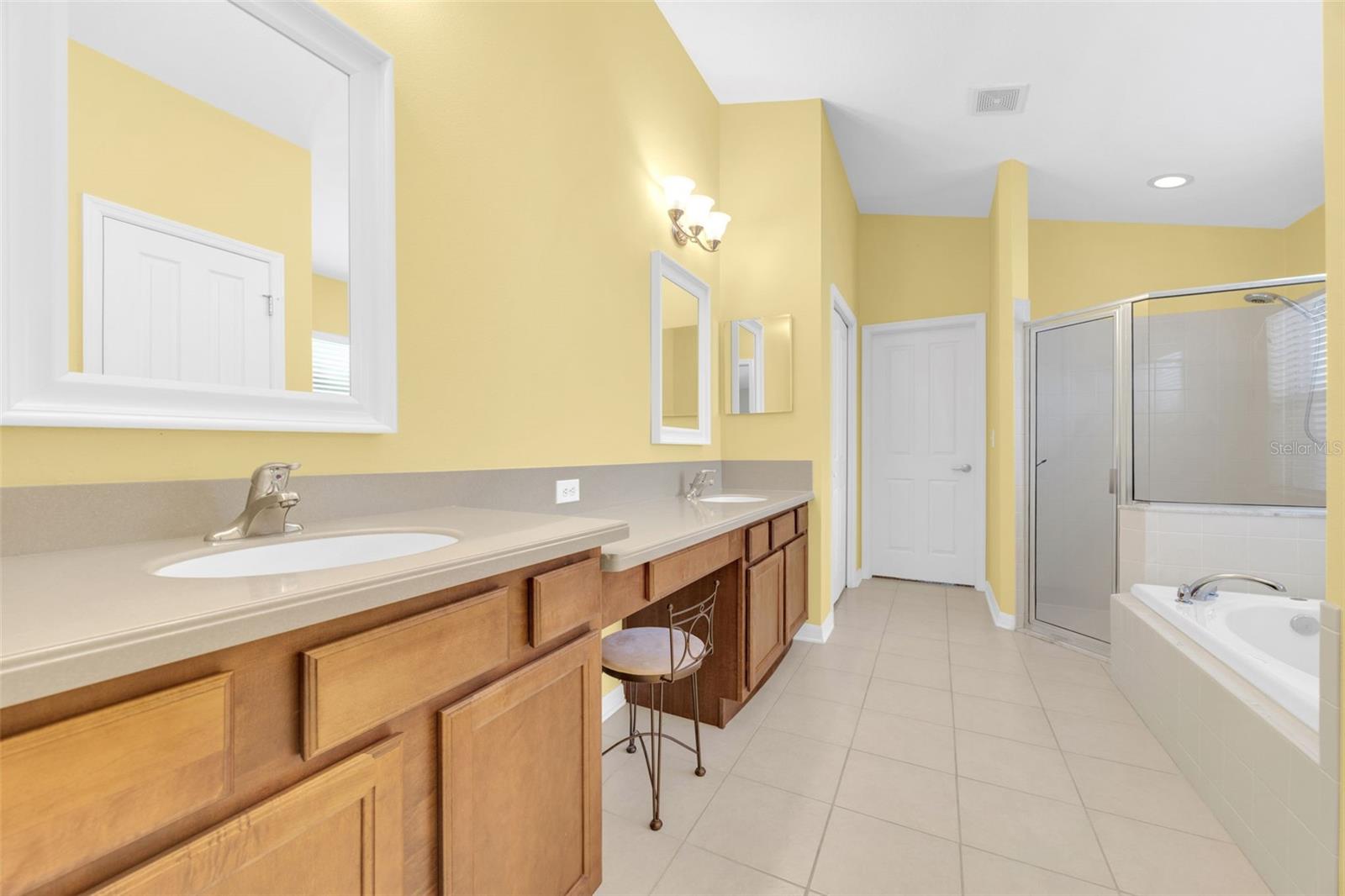 Image 21 of 45 For 10813 Rockledge View Dr.