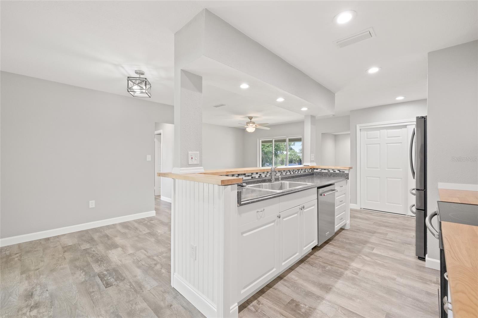 Image 10 of 39 For 6012 Flora Terrace