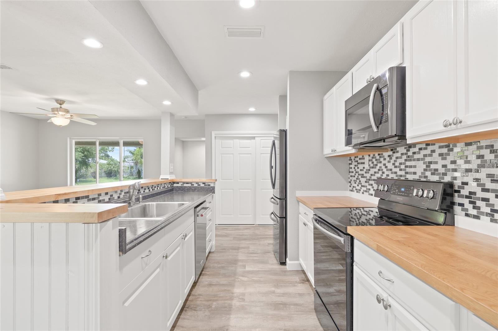 Image 11 of 39 For 6012 Flora Terrace