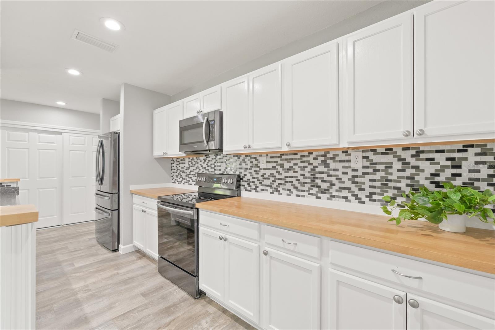 Image 12 of 39 For 6012 Flora Terrace