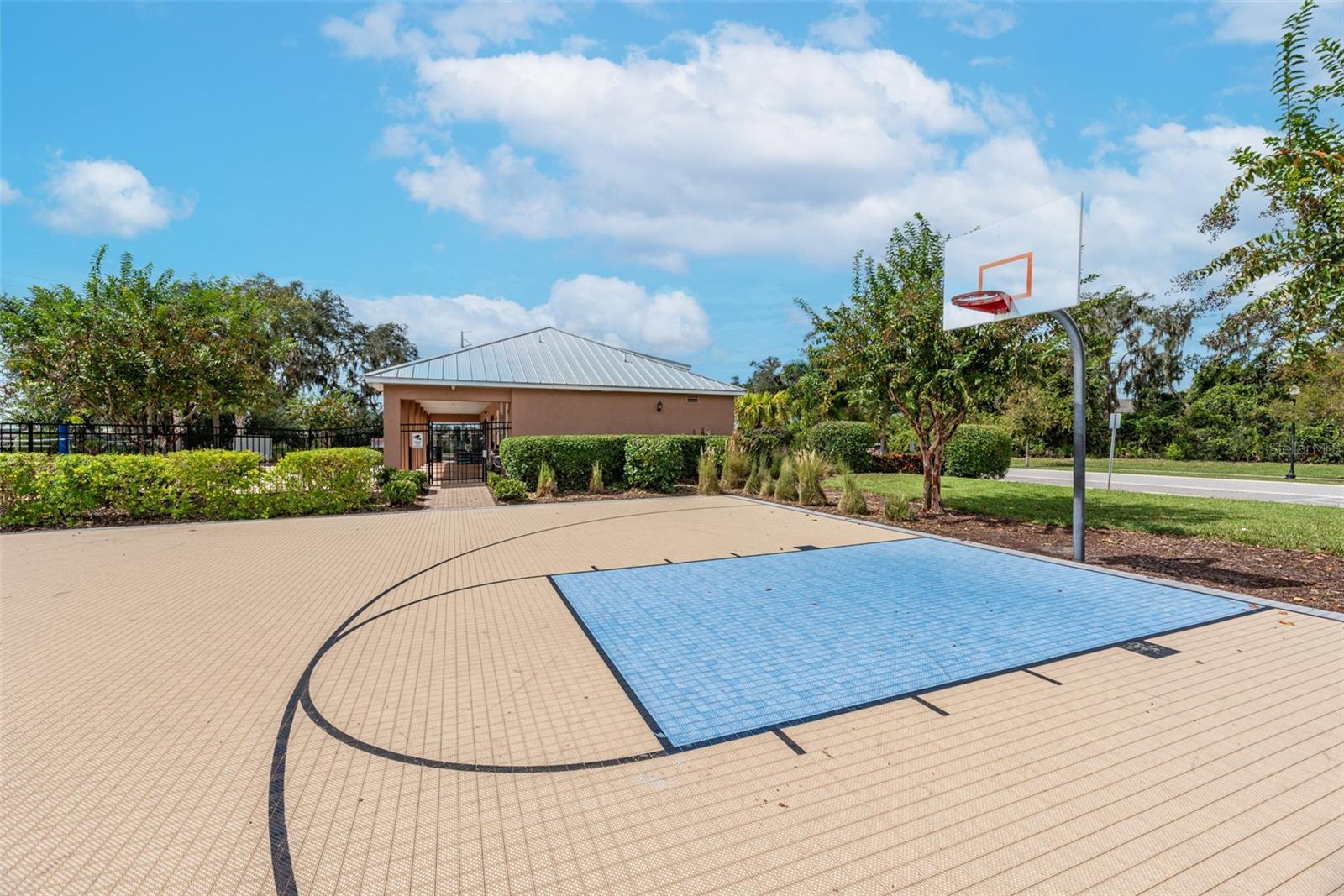 Image 31 of 44 For 10628 Bahama Woodstar Court