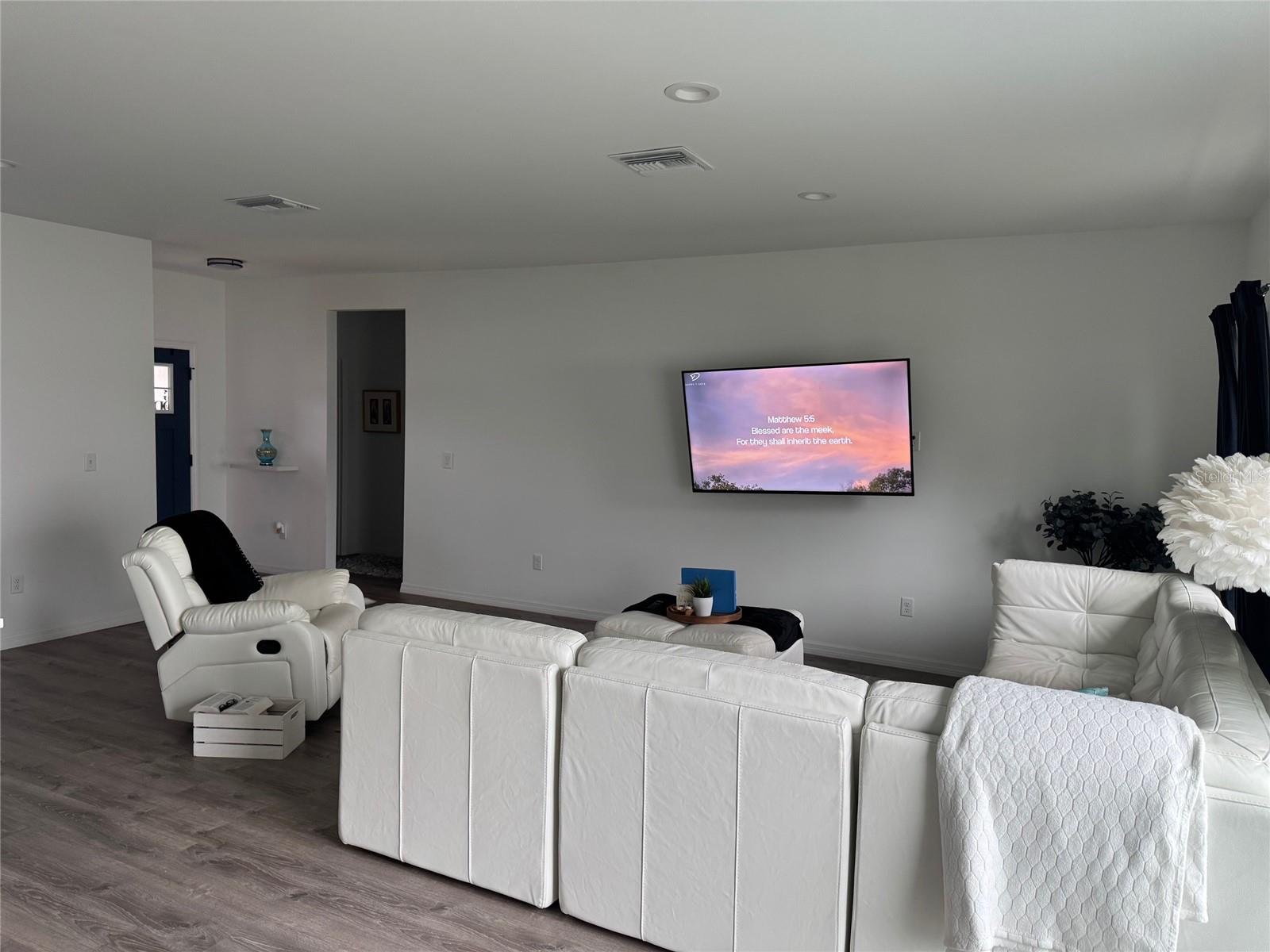 Image 11 of 33 For 9397 Northcliffe Boulevard