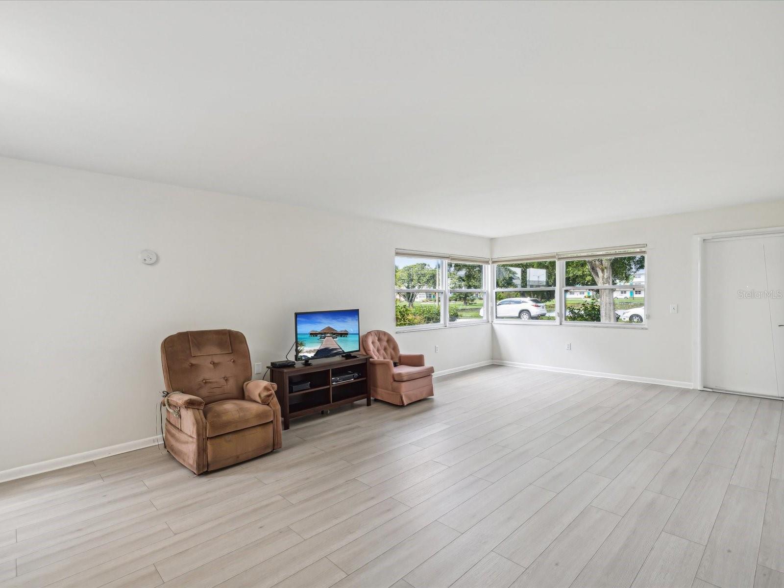 Listing photo id 4 for 6015 19th Street N 117