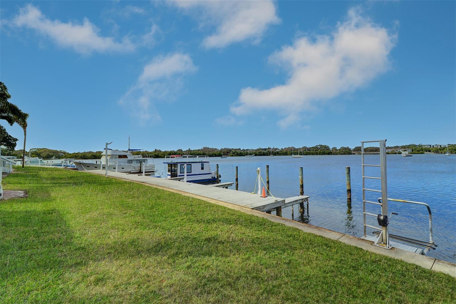 Image 53 of 60 For 225 Pompano Drive Se D