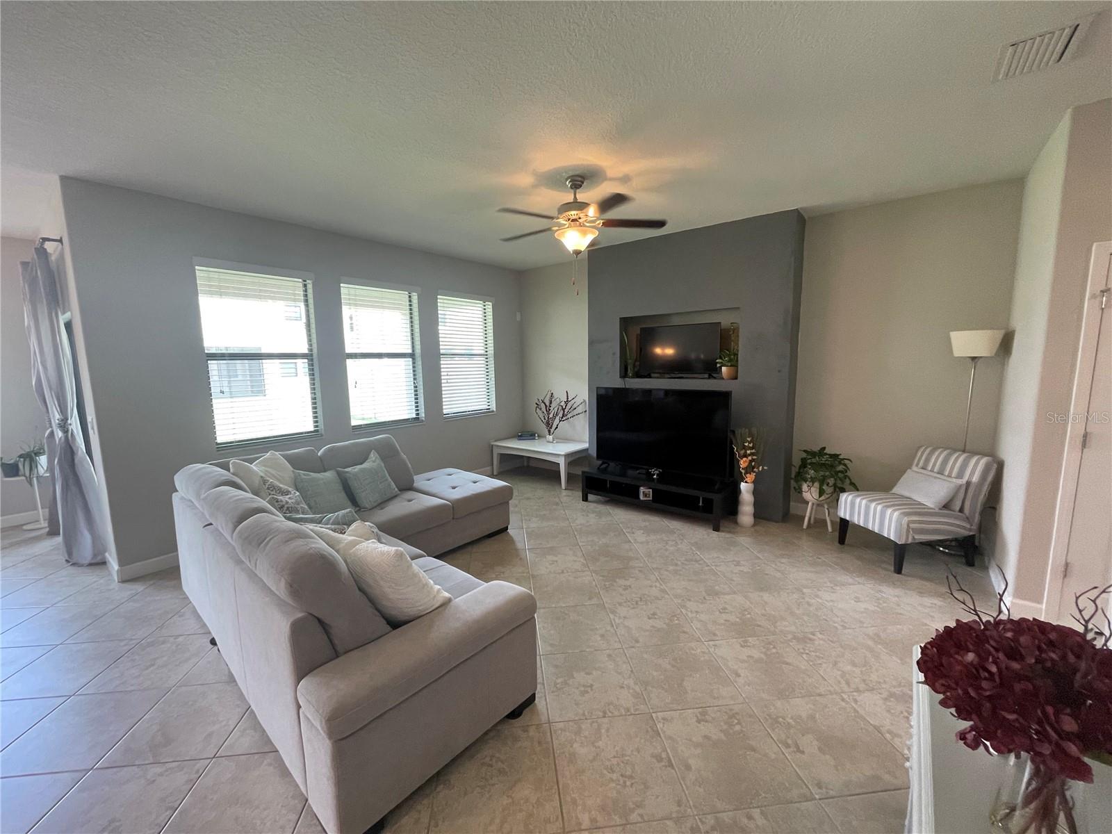 Listing photo id 9 for 1596 Ludington Avenue