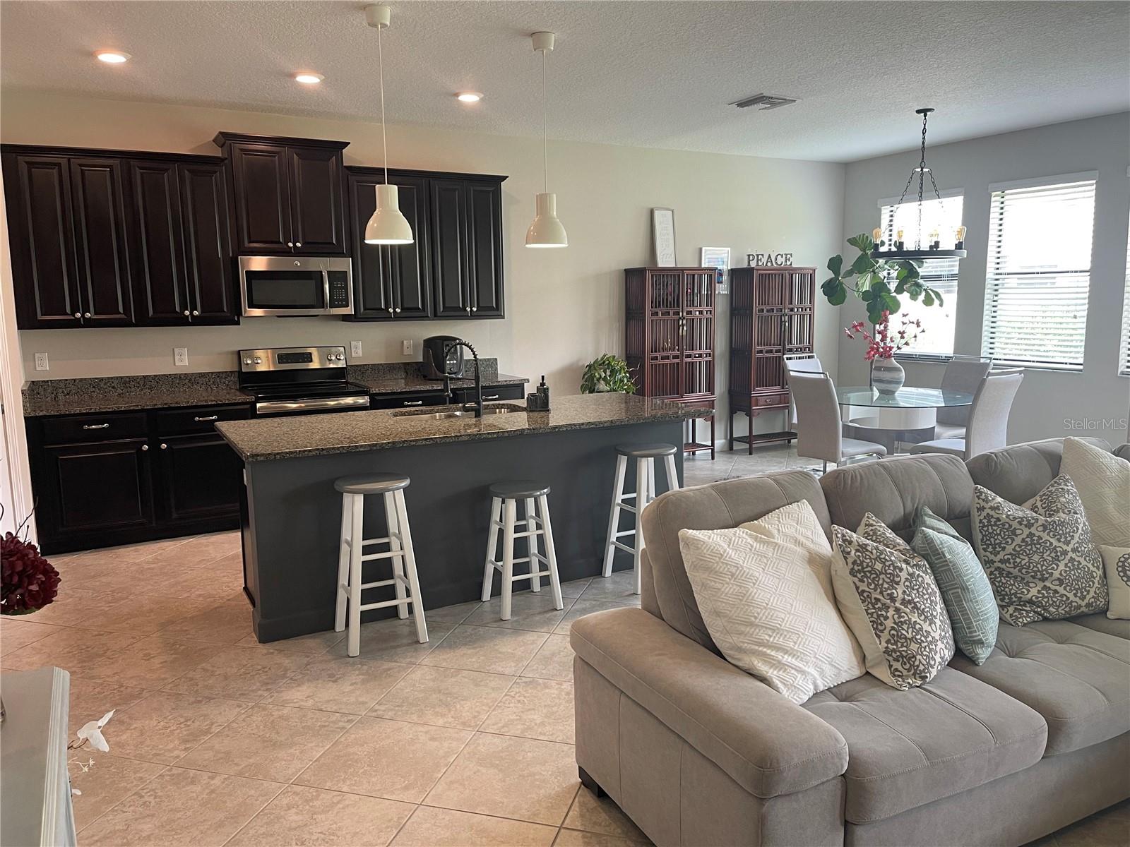 Listing photo id 1 for 1596 Ludington Avenue