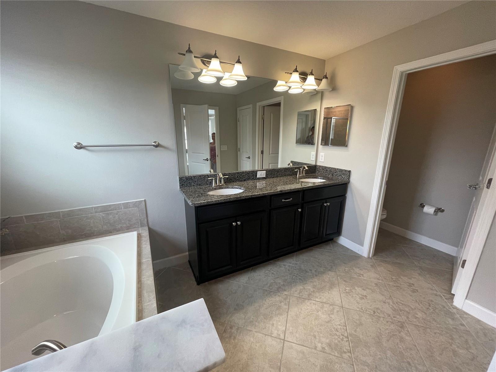 Listing photo id 29 for 1596 Ludington Avenue
