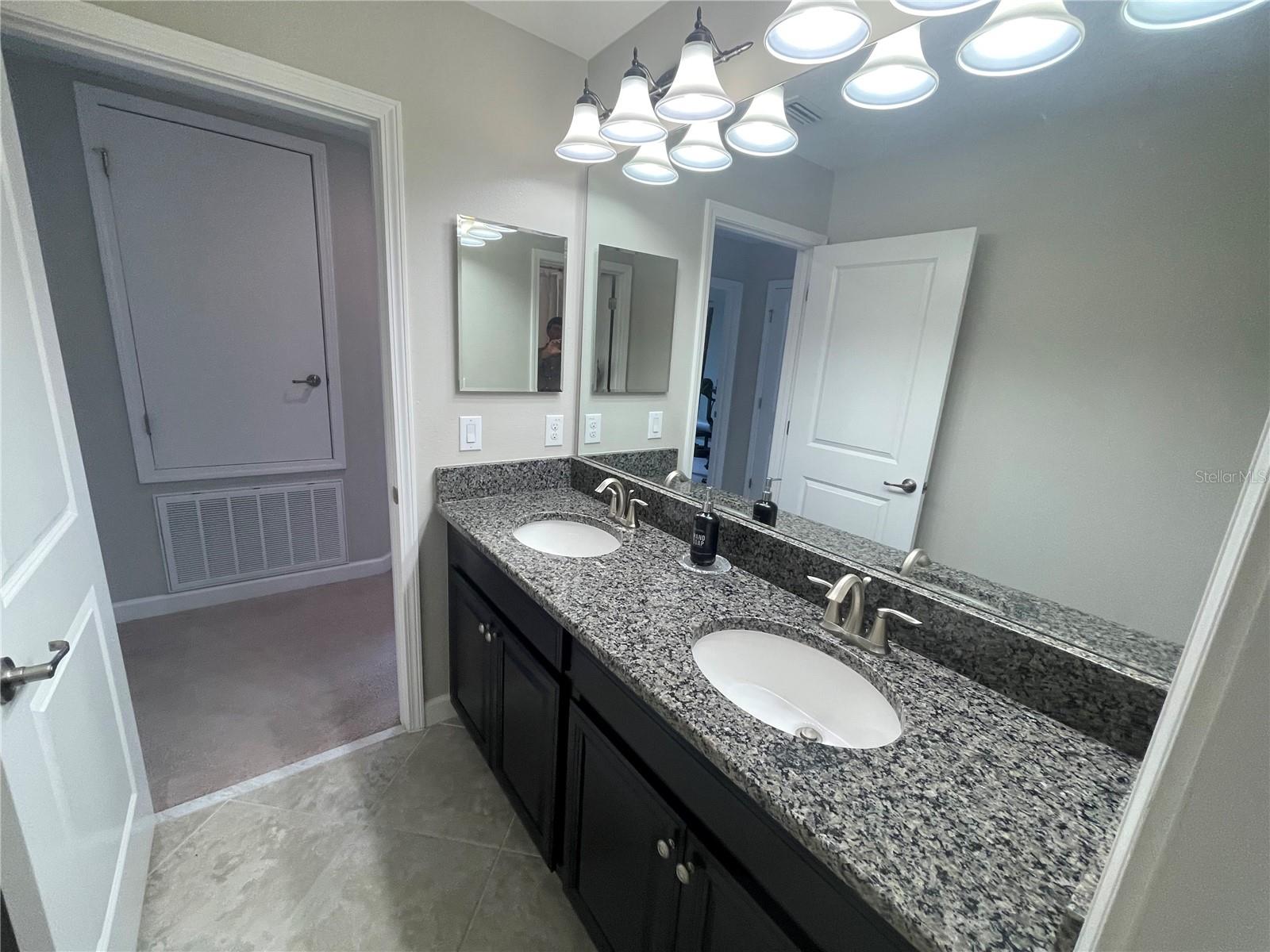 Listing photo id 44 for 1596 Ludington Avenue