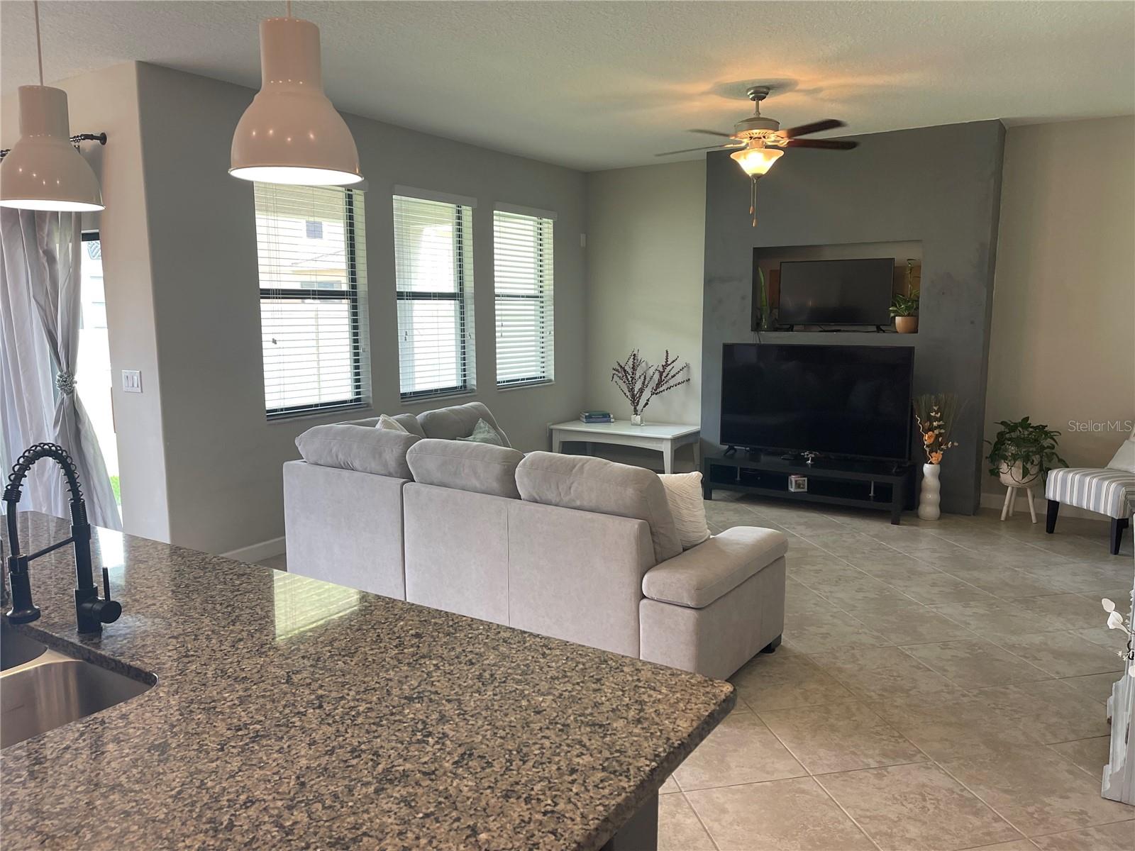 Listing photo id 3 for 1596 Ludington Avenue