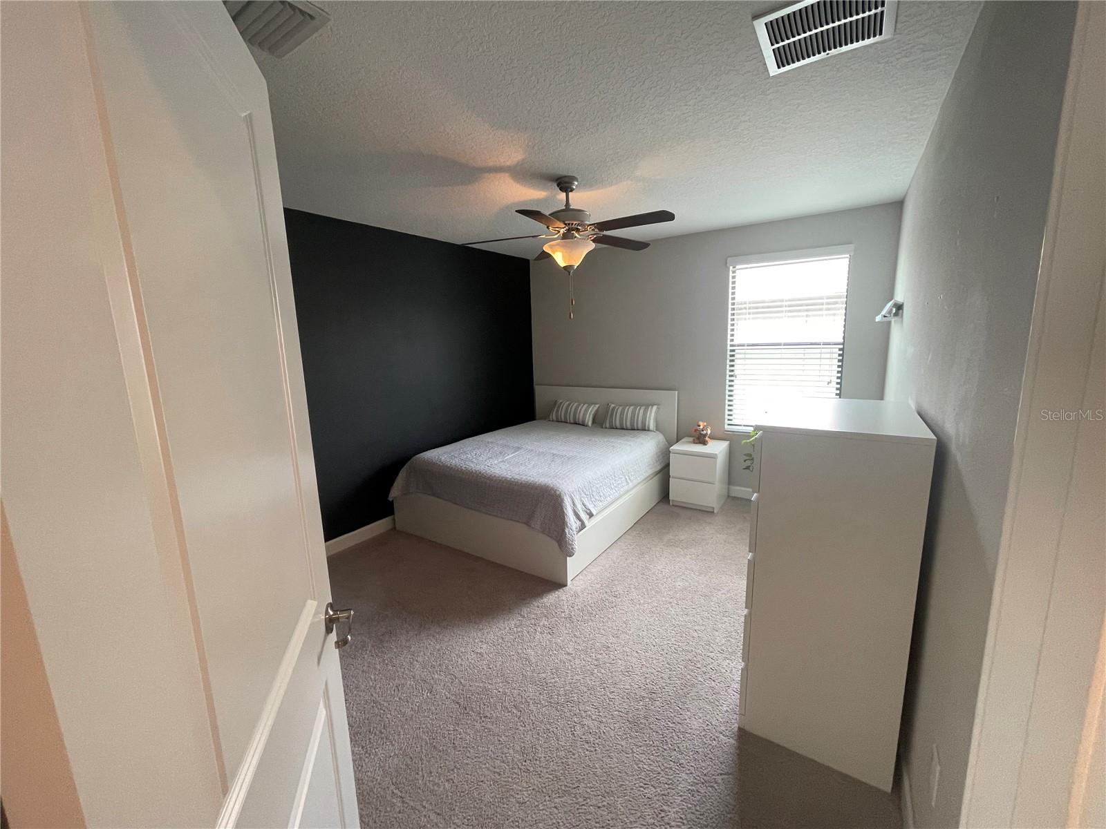 Listing photo id 49 for 1596 Ludington Avenue
