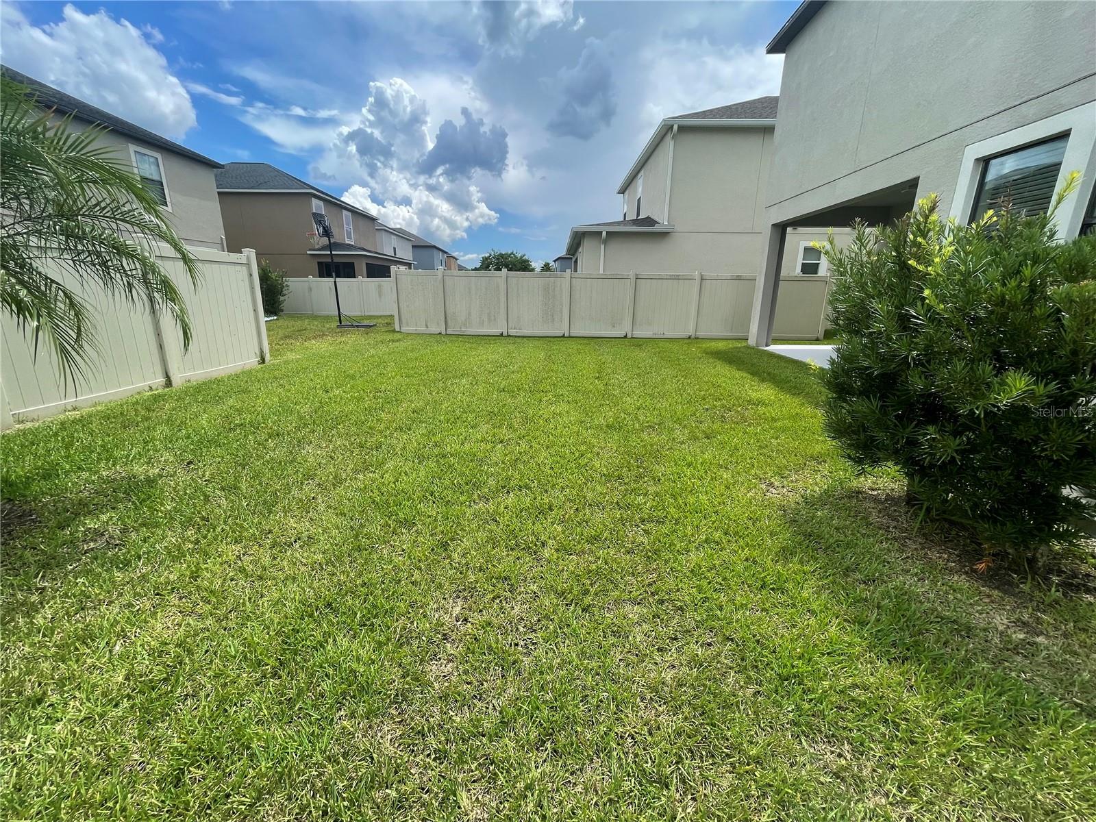 Listing photo id 54 for 1596 Ludington Avenue
