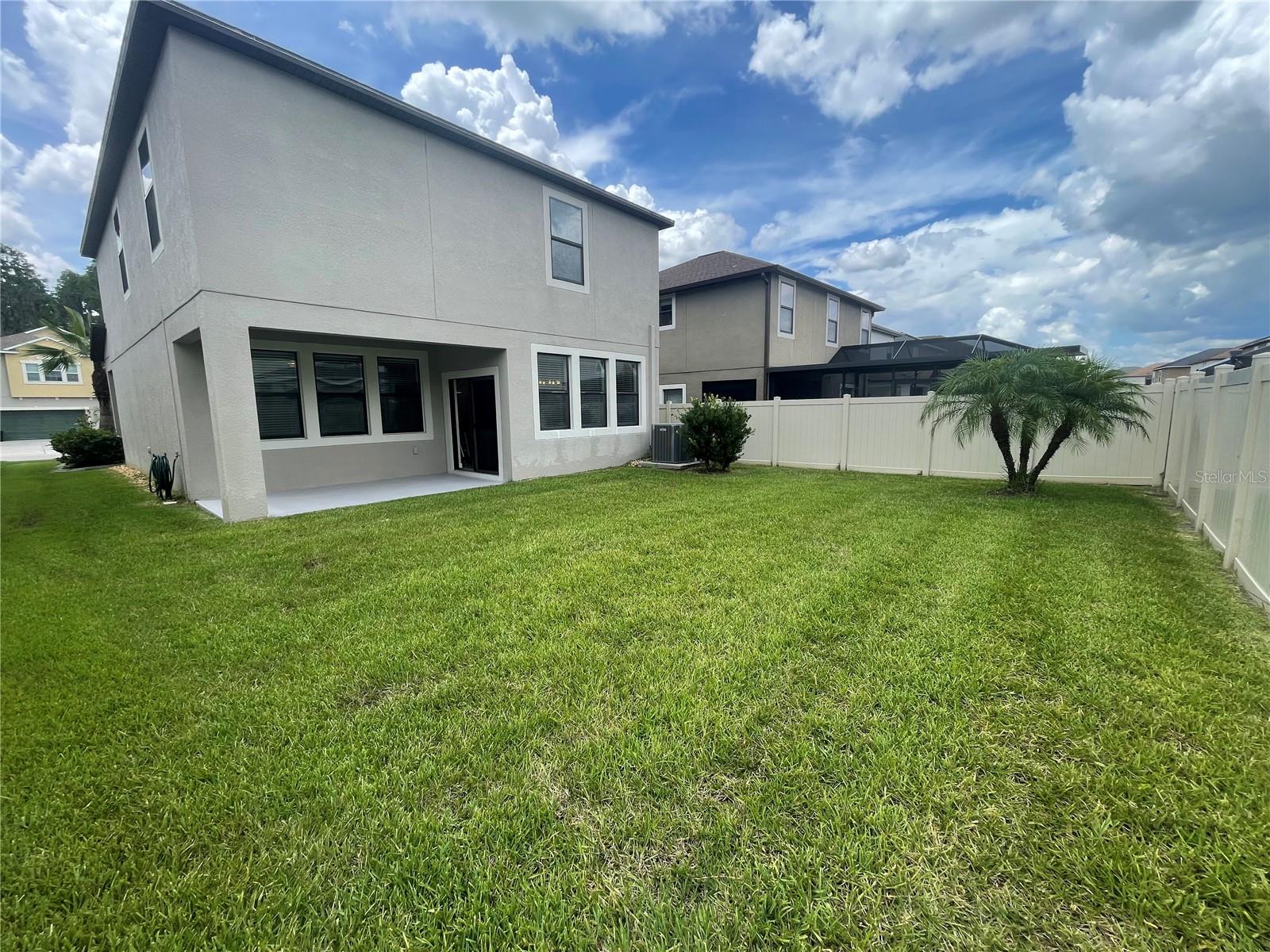 Listing photo id 55 for 1596 Ludington Avenue