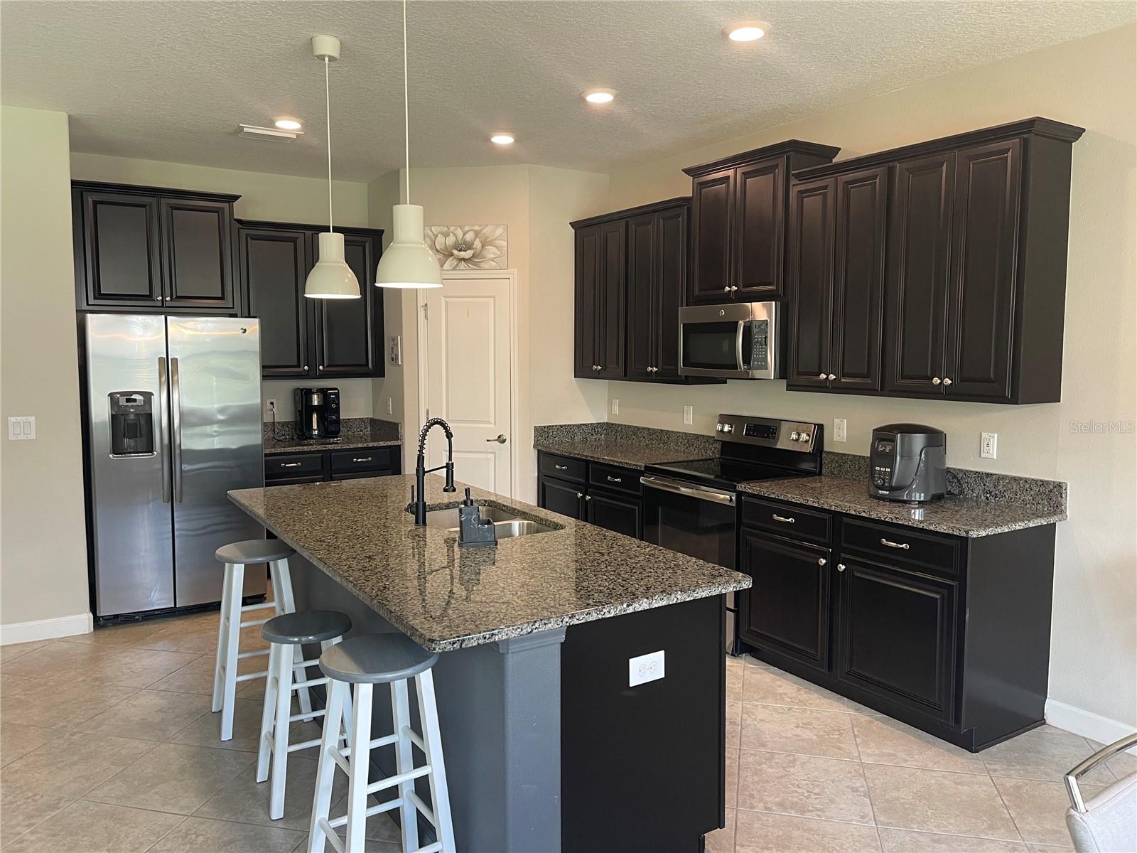 Listing photo id 4 for 1596 Ludington Avenue