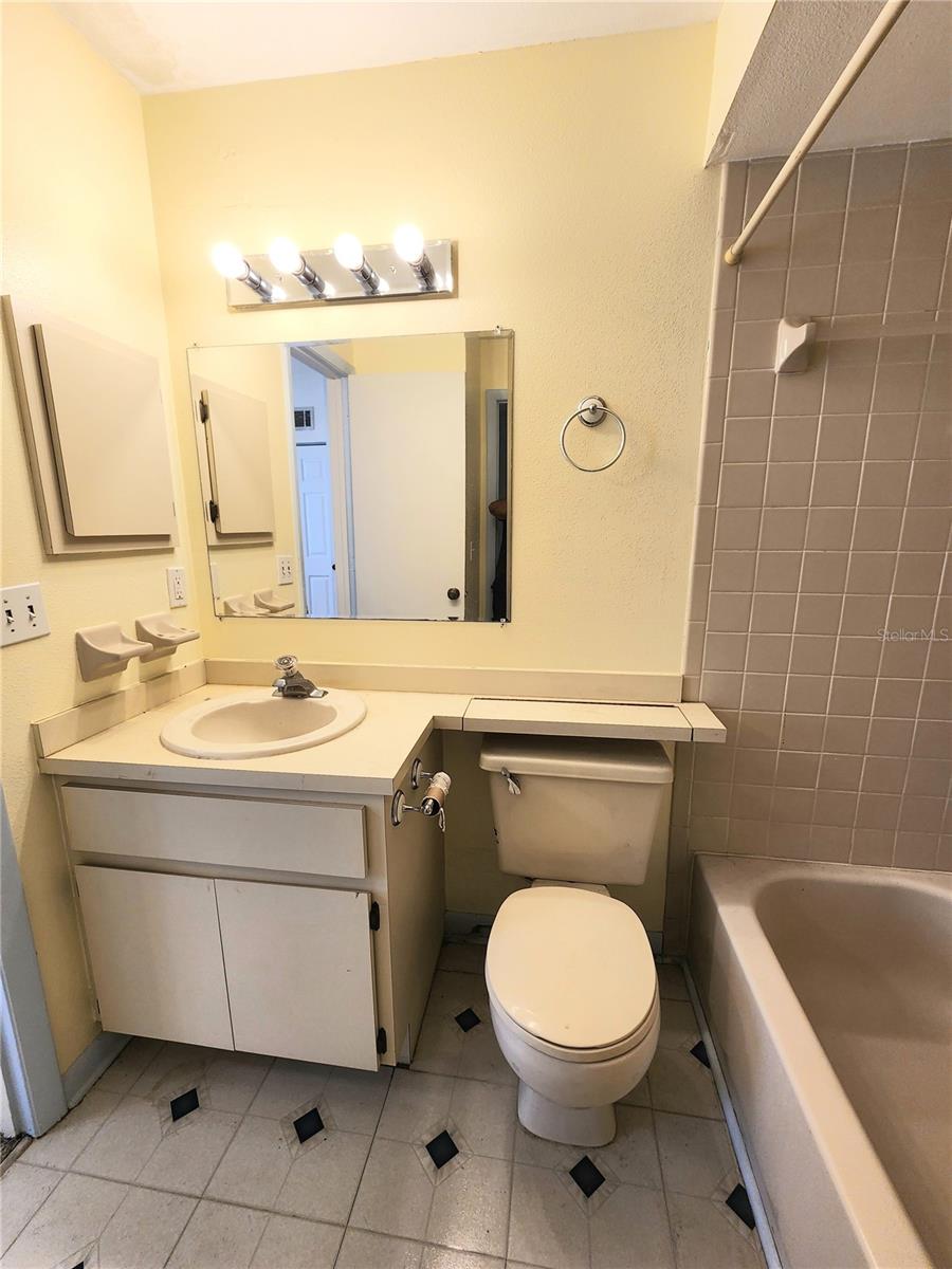 Listing photo id 19 for 6620 121st Avenue 1